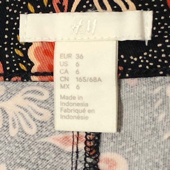 H&M mini shorts - Picture 3 of 3